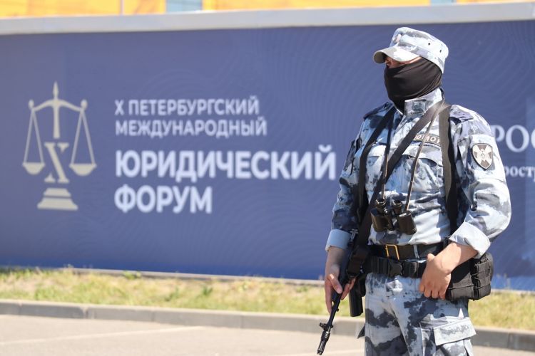 Сотрудники и военнослужащие Росгвардии обеспечили правопорядок при проведении X Петербургского международного юридического форума