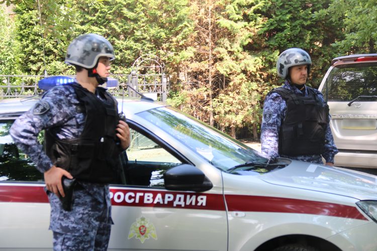 В Колпино сотрудники Росгвардии задержали гражданина, подозреваемого в нанесении ножевых ранений пациентам больницы