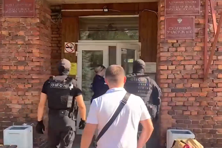 Сотрудники ОМОН ГУ Росгвардии обеспечили проведение следственных действий по уголовному делу об особо крупном мошенничестве