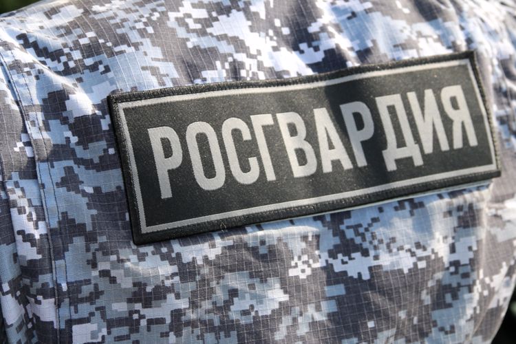 В Стрельне росгвардейцы задержали гражданина, который в автобусе нанес телесные повреждения пенсионерке