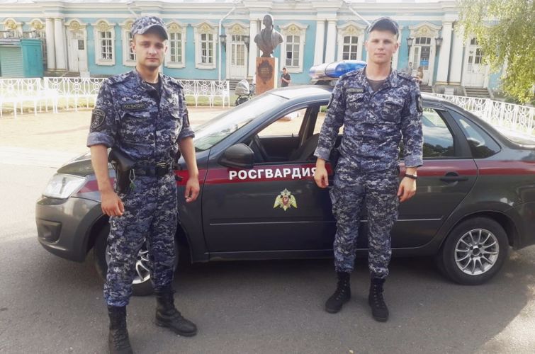 В городе Пушкине сотрудники Росгвардии нашли и вернули матери потерявшегося 5-летнего мальчика