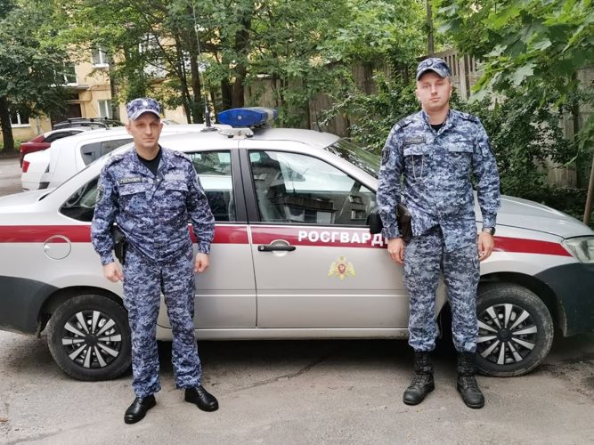 В Пушкине сотрудники Росгвардии оказали помощь водителю загоревшегося автомобиля