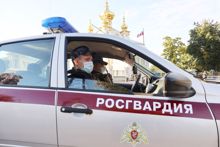 Сотрудники ГУ Росгвардии приняли участие в охране правопорядка на Осеннем празднике фонтанов в музее-заповеднике «Петергоф»