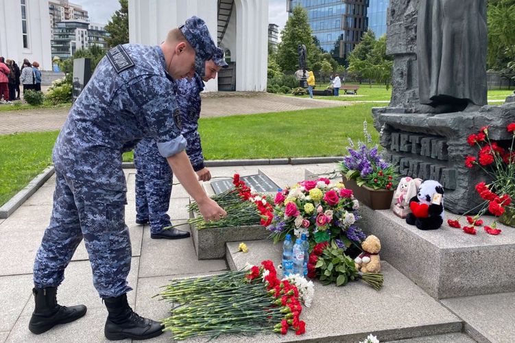 В Санкт-Петербурге сотрудники Росгвардии почтили память жертв терроризма у памятника «Детям Беслана»