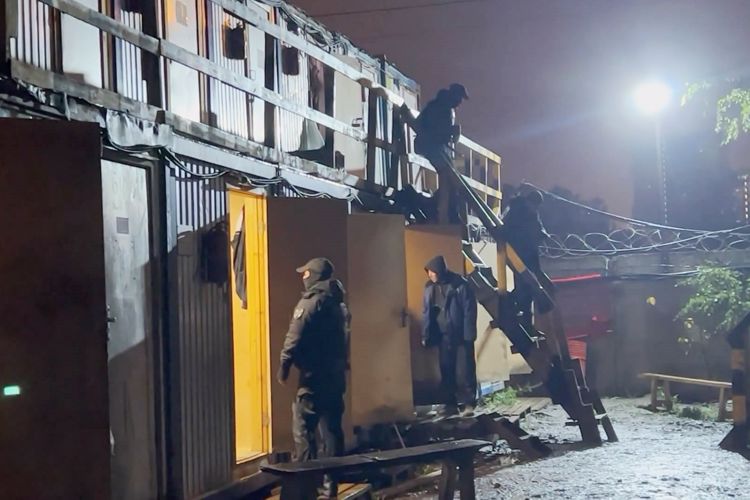 В Санкт-Петербурге сотрудники ОМОН Росгвардии обеспечили проведение транспортной полицией профилактического рейда