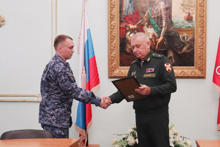 Командующий Северо-Западным округом ВНГ России поощрил отличившихся сотрудников и военнослужащих ГУ Росгвардии