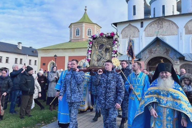 В Ленинградской области сотрудники Росгвардии приняли участие в церемонии перенесения Тихвинской иконы Божией Матери