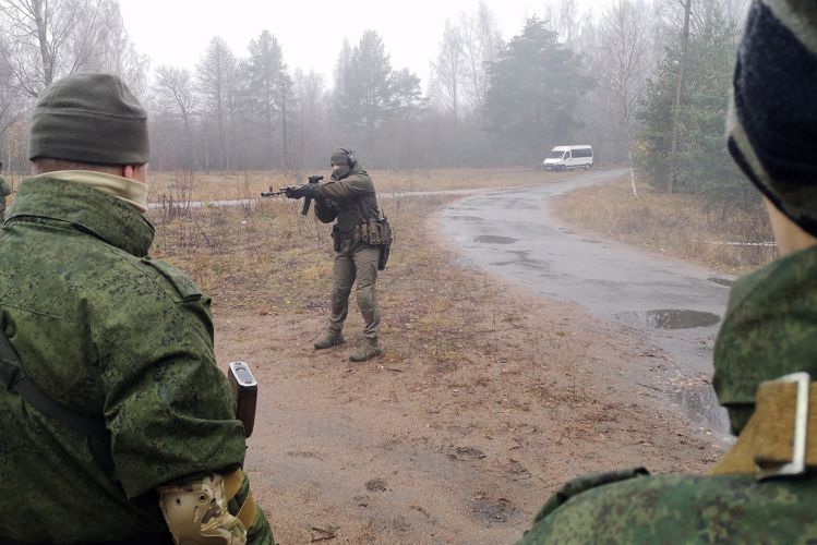 Сотрудники ОМОН «Бастион» Росгвардии обучают специальным дисциплинам мобилизованных граждан