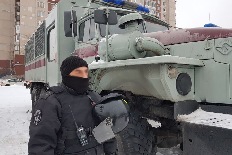 Дети сотрудников и военнослужащих ГУ Росгвардии стали гостями новогоднего представления в Ледовом дворце