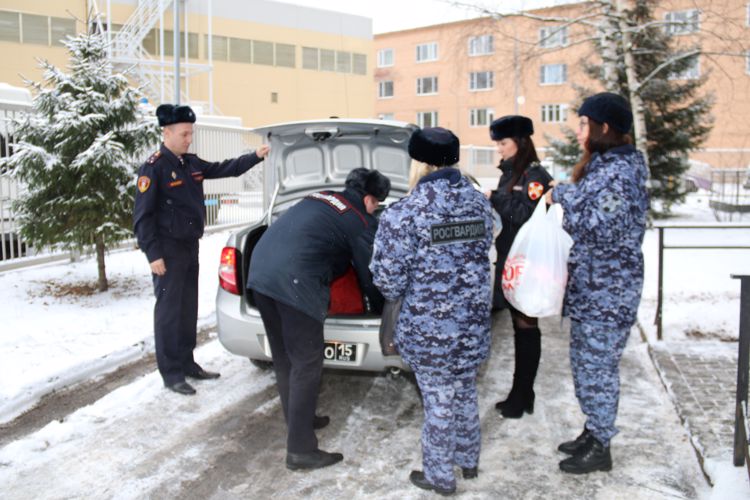 В Санкт-Петербурге сотрудники Росгвардии присоединились к сбору новогодних подарков для подопечных детского хосписа