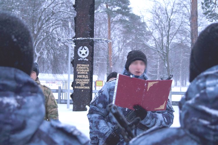Молодые сотрудники петербургского ОМОН Росгвардии приняли присягу