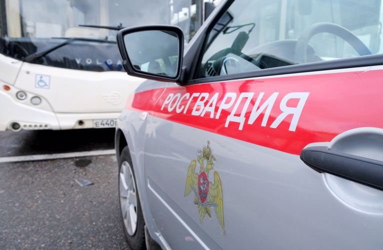 В Петроградском районе сотрудники Росгвардии задержали нетрезвого гражданина, нарушавшего общественный порядок в троллейбусе