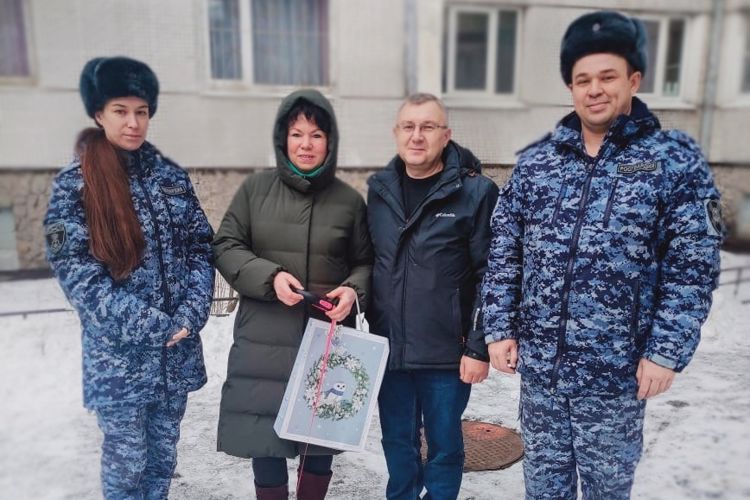 Сотрудники вневедомственной охраны посетили вдову сослуживца и поздравили с новогодними праздниками