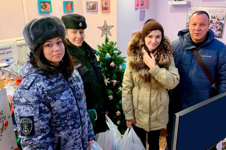 Росгвардейцы Петроградского района передали новогодние подарки в благотворительный фонд «Милосердие детям»