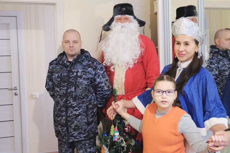 В преддверии Нового года росгвардейцы Всеволожского района поздравили детей с наступающим праздником