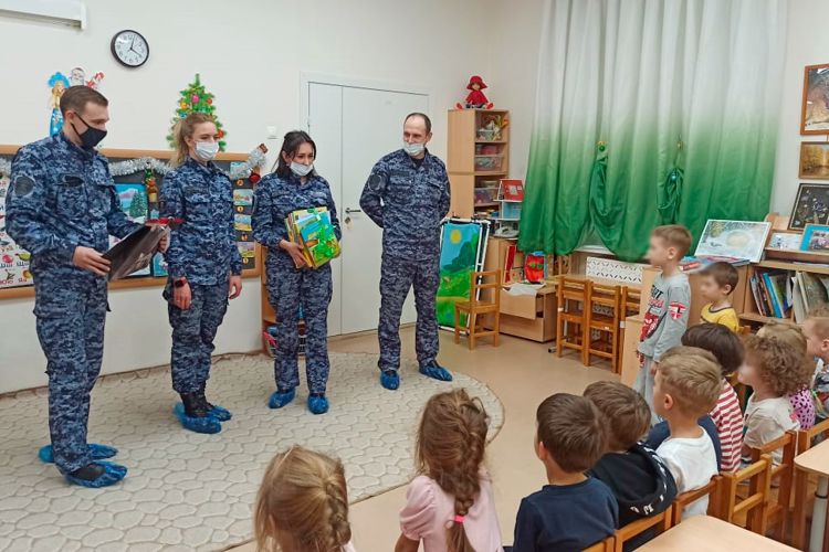 Сотрудники вневедомственной охраны провели урок безопасности для воспитанников детского сада