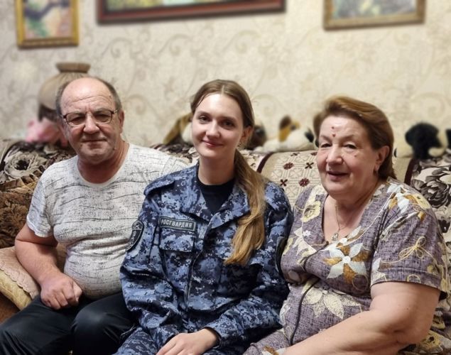 Сотрудники Росгвардии посетили и поздравили с новогодними праздниками матерей своих погибших сослуживцев