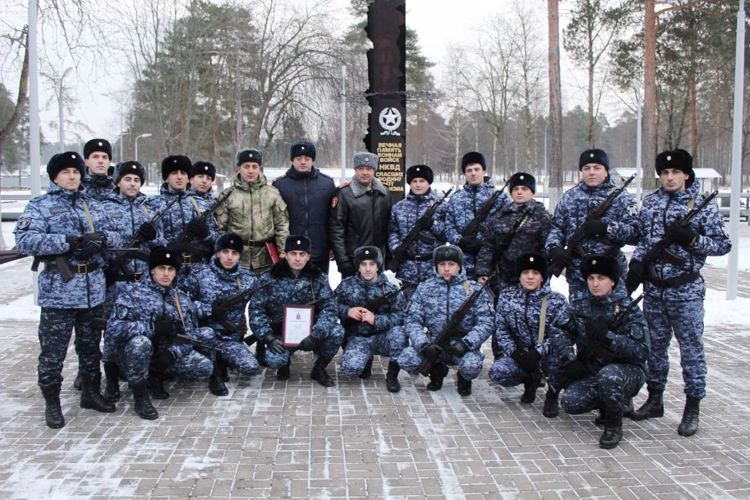 В Ленинградской области молодые сотрудники вневедомственной охраны Северо-Кавказского округа Росгвардии торжественно приняли присягу