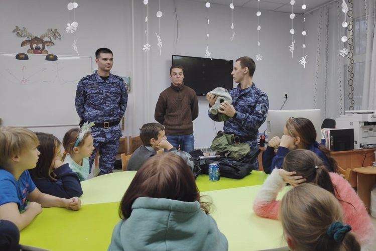 В Тихвине сотрудники Росгвардии встретились с подопечными детского социально-реабилитационного центра и рассказали о своей работе