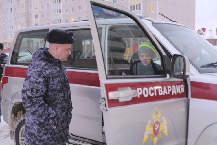 В преддверии Нового года росгвардейцы Всеволожского района поздравили детей с наступающим праздником
