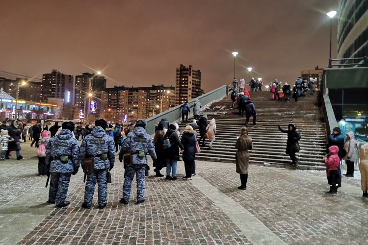 Дети сотрудников и военнослужащих ГУ Росгвардии стали гостями новогоднего представления в Ледовом дворце