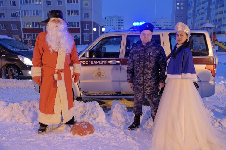 В преддверии Нового года росгвардейцы Всеволожского района поздравили детей с наступающим праздником