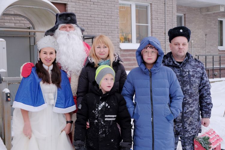 В преддверии Нового года росгвардейцы Всеволожского района поздравили детей с наступающим праздником