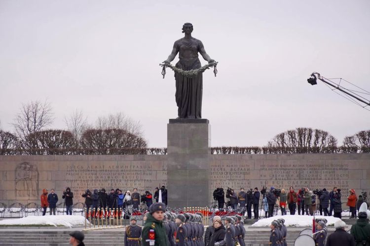 Представители ГУ Росгвардии приняли участие в общегородском мероприятии на Пискарёвском мемориальном кладбище