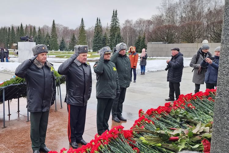 Представители ГУ Росгвардии приняли участие в общегородском мероприятии на Пискарёвском мемориальном кладбище