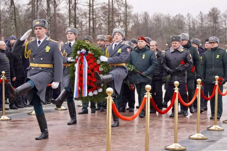 Представители ГУ Росгвардии приняли участие в общегородском мероприятии на Пискарёвском мемориальном кладбище