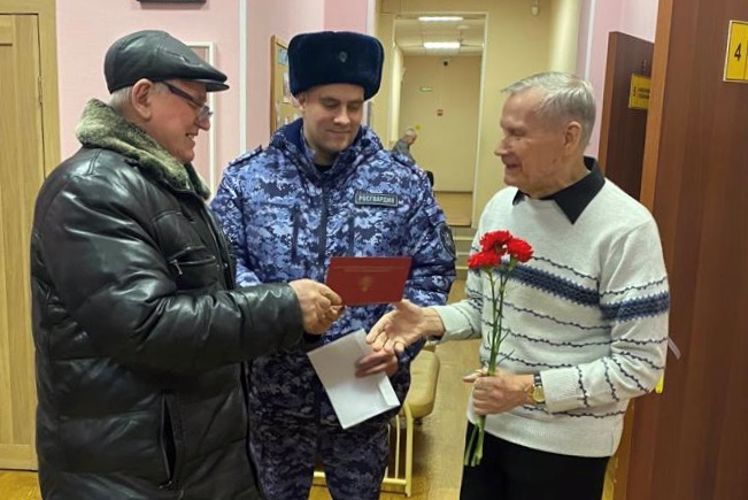 Сотрудники Росгвардии навестили ветеранов Великой Отечественной войны и службы