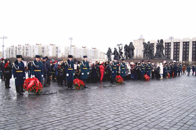 Сотрудники ОМОН "Бастион" приняли участие в церемонии возложения цветов к Монументу героическим защитникам Ленинграда