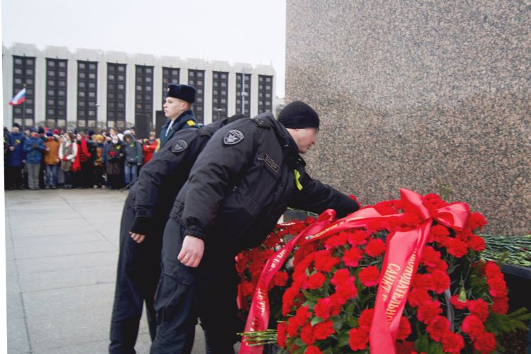 Сотрудники ОМОН "Бастион" приняли участие в церемонии возложения цветов к Монументу героическим защитникам Ленинграда