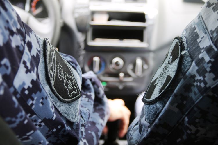 В Выборгском районе наряд вневедомственной охраны задержал рецидивиста, сломавшего палец работнику гипермаркета