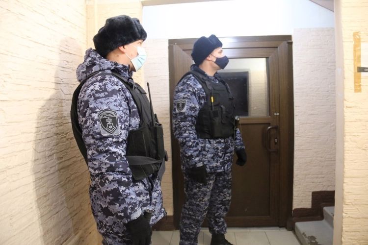 В Красносельском районе сотрудники Росгвардии задержали местную жительницу, угрожавшую соседке по дому убийством