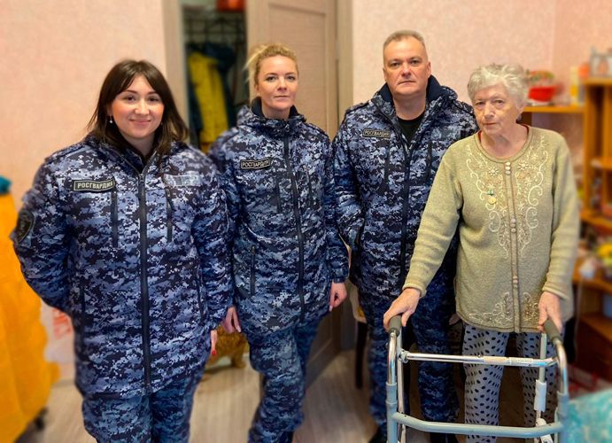 Сотрудники Росгвардии поздравили ветеранов вневедомственной охраны с 79-летием полного освобождения Ленинграда от блокады