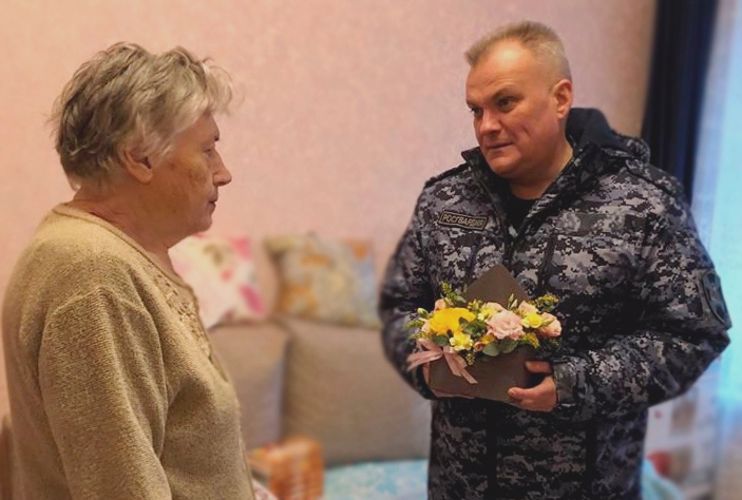 Сотрудники Росгвардии поздравили ветеранов вневедомственной охраны с 79-летием полного освобождения Ленинграда от блокады