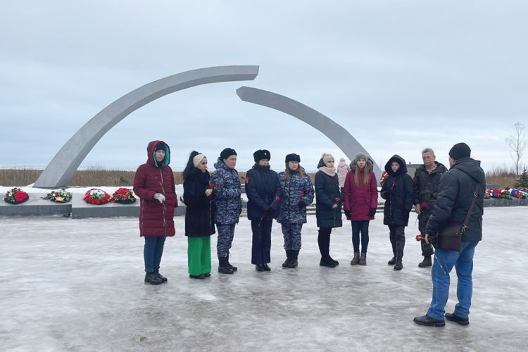 Сотрудники Росгвардии почтили память защитников и жителей блокадного Ленинграда