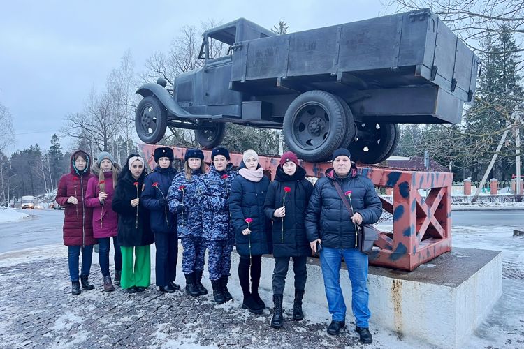 Сотрудники Росгвардии почтили память защитников и жителей блокадного Ленинграда