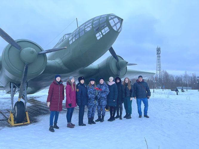 Сотрудники Росгвардии почтили память защитников и жителей блокадного Ленинграда