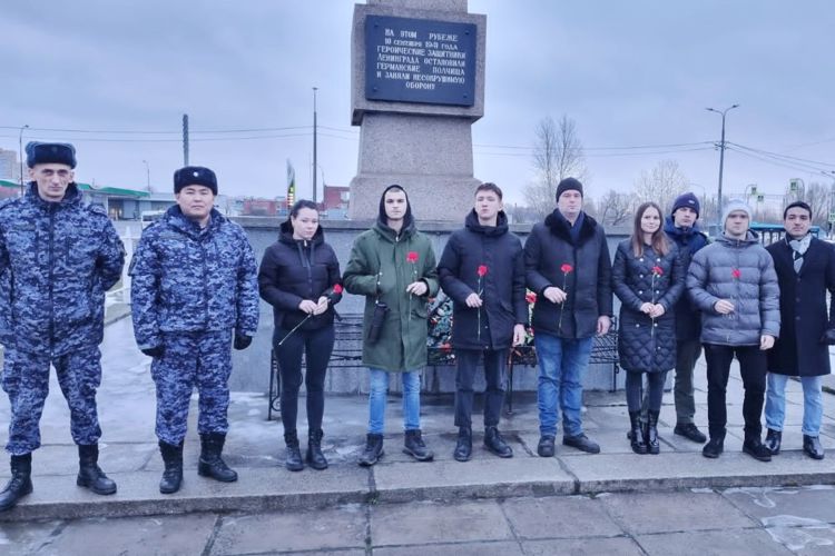 Сотрудники Росгвардии почтили память защитников и жителей блокадного Ленинграда