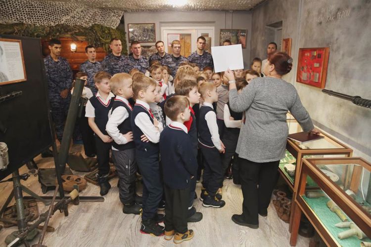 В Волхове сотрудники Росгвардии совместно со школьниками посетили Музей поискового отряда «Пересвет»