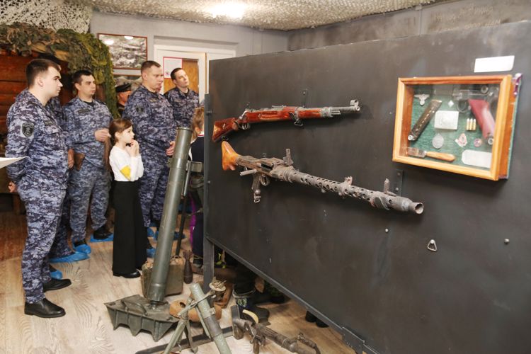 В Волхове сотрудники Росгвардии совместно со школьниками посетили Музей поискового отряда «Пересвет»