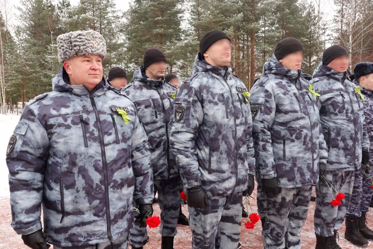 На Невском пятачке представители ГУ Росгвардии почтили память защитников и жителей блокадного Ленинграда