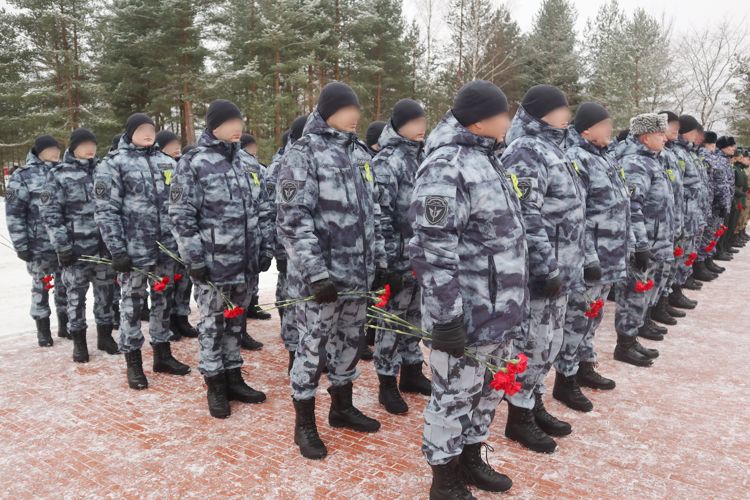 На Невском пятачке представители ГУ Росгвардии почтили память защитников и жителей блокадного Ленинграда