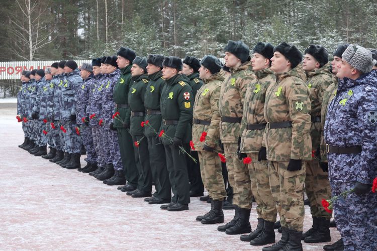 На Невском пятачке представители ГУ Росгвардии почтили память защитников и жителей блокадного Ленинграда