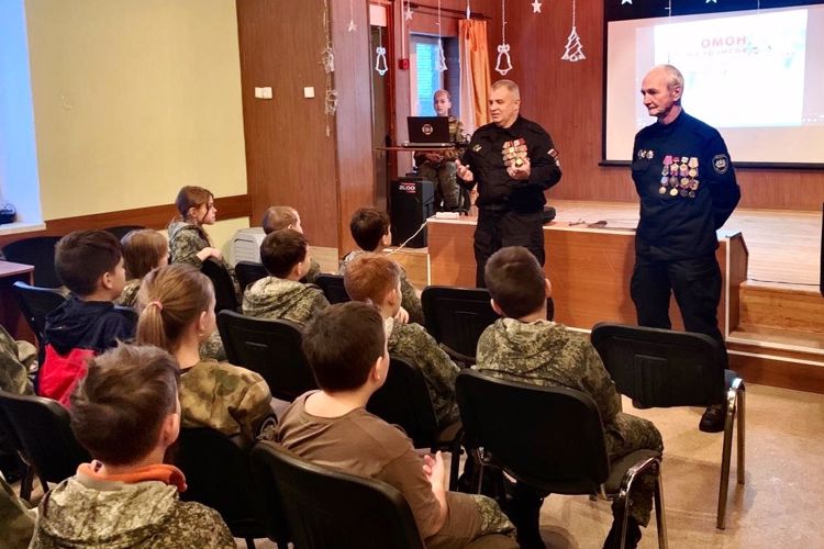 Ветераны транспортного ОМОН Росгвардии провели встречу с учениками кадетских классов