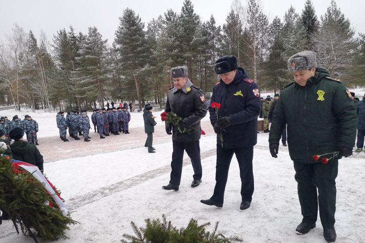 На Невском пятачке представители ГУ Росгвардии почтили память защитников и жителей блокадного Ленинграда