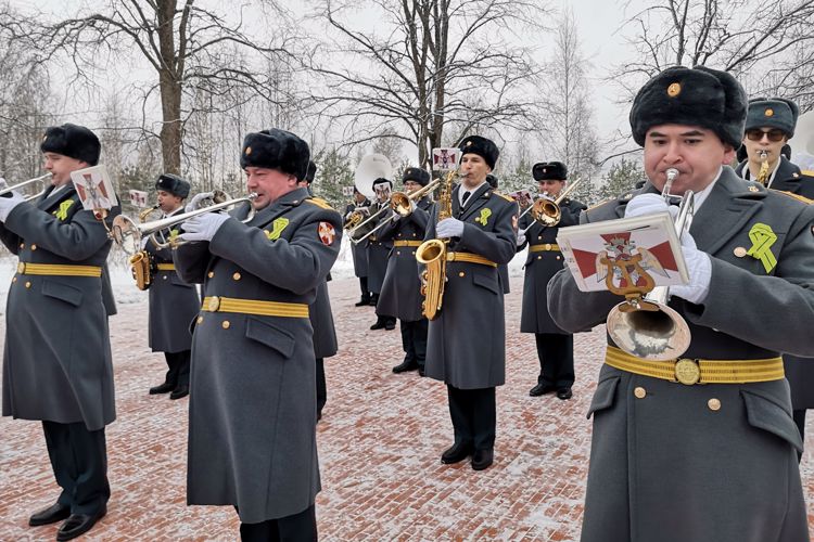 На Невском пятачке представители ГУ Росгвардии почтили память защитников и жителей блокадного Ленинграда