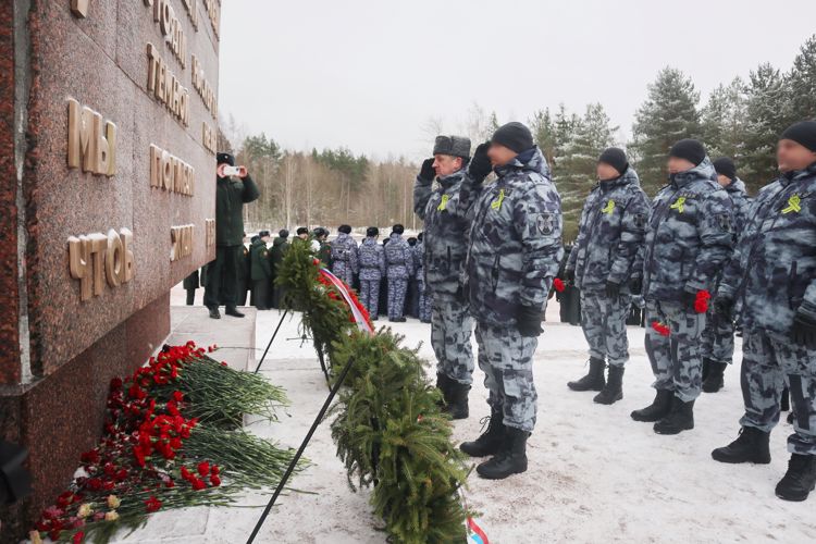 На Невском пятачке представители ГУ Росгвардии почтили память защитников и жителей блокадного Ленинграда
